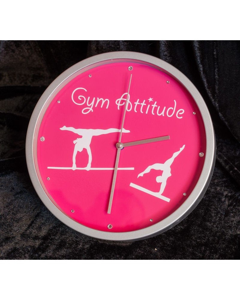 Horloge fushia et blanche